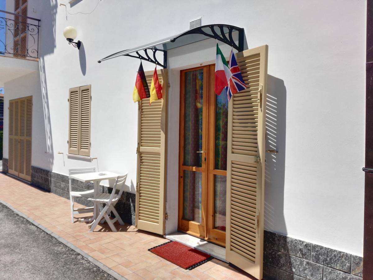 B&B Le Dive Ostra Bagian luar foto